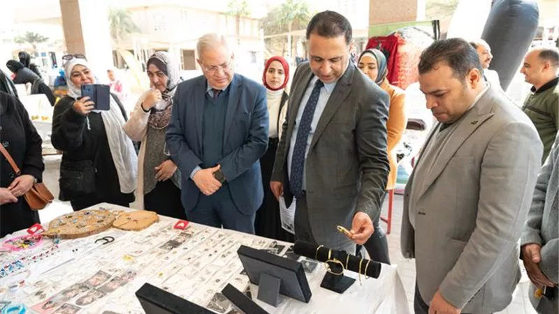 وحدة التضامن تفتتح معرض الأسر المنتجة بجامعة حلوان .. صور