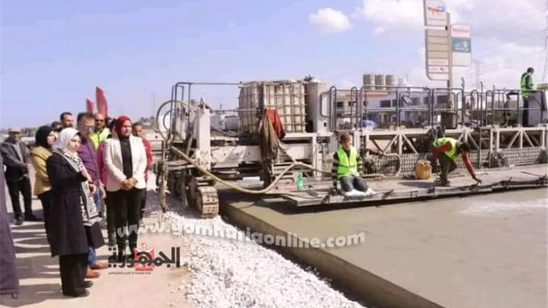 نائب محافظ دمياط تتابع أعمال رصف الطريق الدولي الساحلي