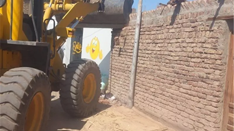 إزالة سور مخالف فى المهد بحى شمال مدينة الأقصر