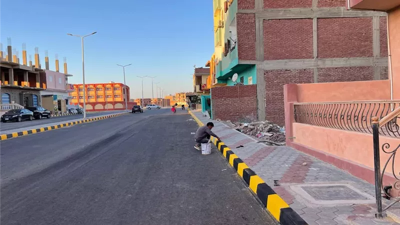 استمرار أعمال دهانات البلدورات بالجزر الجانبية والوسطى بالقصير