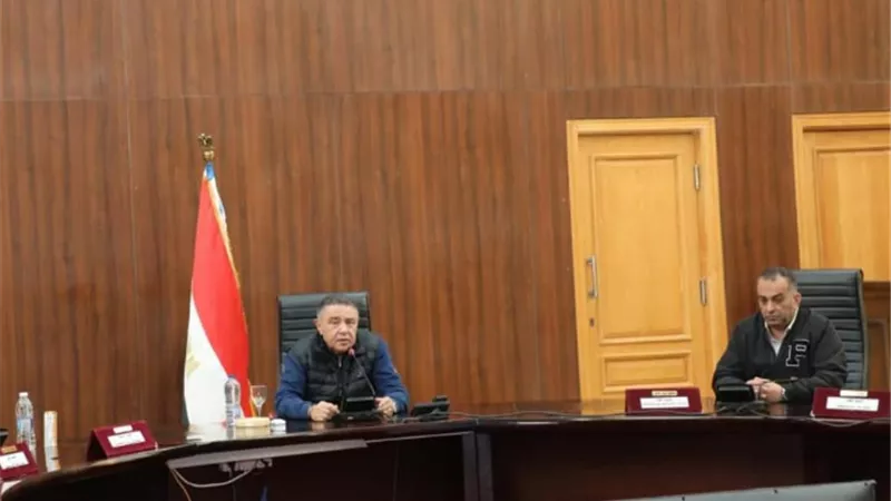 محافظ البحر الأحمر يترأس اجتماعًا لتجهيز قافلة مساعدات لغزة