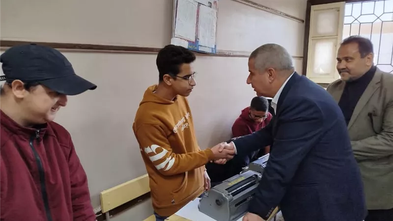 مدير التعليم يتفقد مدرسة النور للمكفوفين بالزقازيق