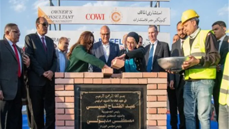 وزيرتا البيئة والتنمية المحلية ومحافظ القليوبية يضعون حجر الأساس للمحطة الوسيطة بالمرصفة