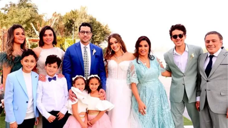 روجينا تروج لـ اسرتها فى 