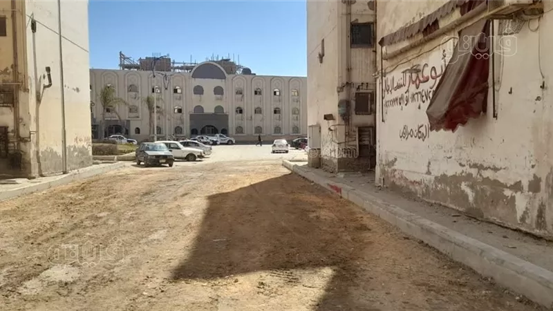 تواصل أعمال رفع كفاءة الطرق بمنطقة زمزم ببورسعيد