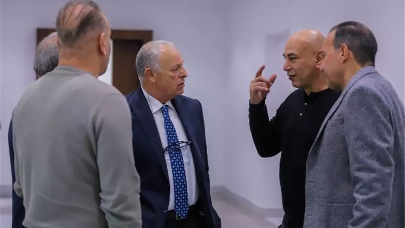 أبو ريدة يناقش تحضيرات معسكر المنتخب مع حسام وابراهيم حسن