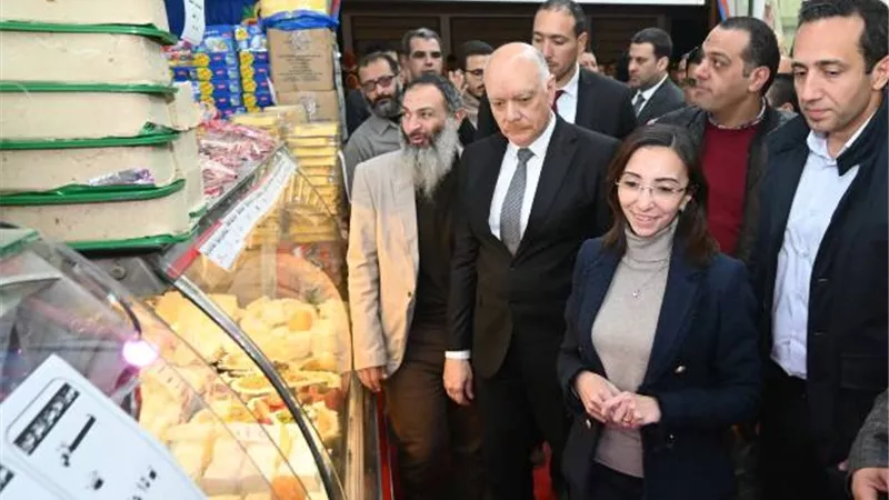 محافظ البحيرة تفتتح معرض 