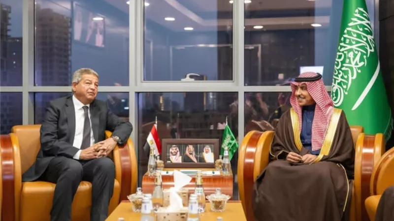 خالد عبد العزيز يلتقي وزير الإعلام السعودي لبحث سبل التعاون