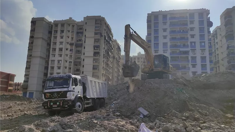 استمرار أعمال المرحلة الثالثة لرفع أكوام الرتش بشارع أسوان