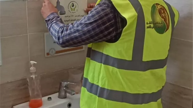 تركيب قطع موفرة للمياه بالوحدات الصحية فى مبادرة بالأقصر