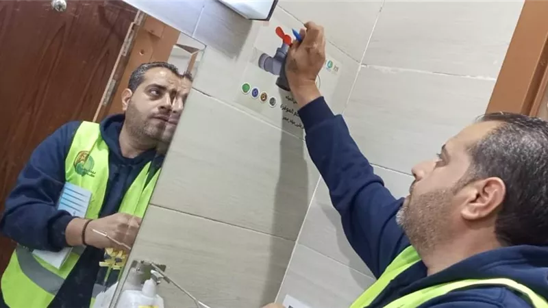 تركيب قطع موفرة للمياه بالوحدات الصحية فى مبادرة بالأقصر