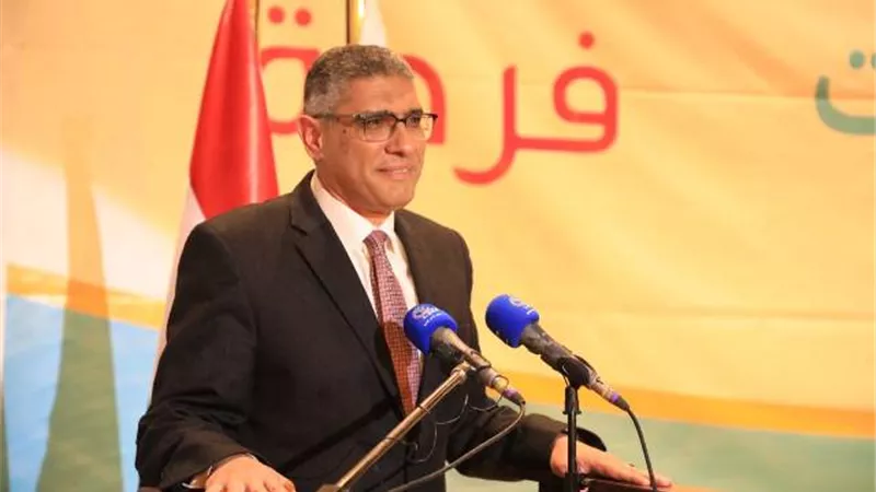 محافظ الجيزة يسلم منح مالية لــ ٦٦ فتاه من اليتيمات