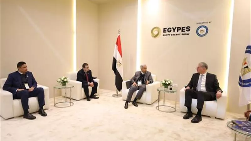بدوي يتابع مع وفد ويذرفورد تطبيق مشروع رقمنة حقول وآبار البترول