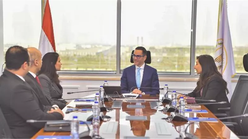 وزير الاستثمار يستعرض مع وفد إمباور نيو إنيرجي التعاون في الطاقة