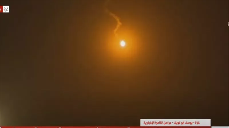 قوات الاحتلال تطلق قنابل ضوئية في مناطق متفرقة جنوب قطاع غزة