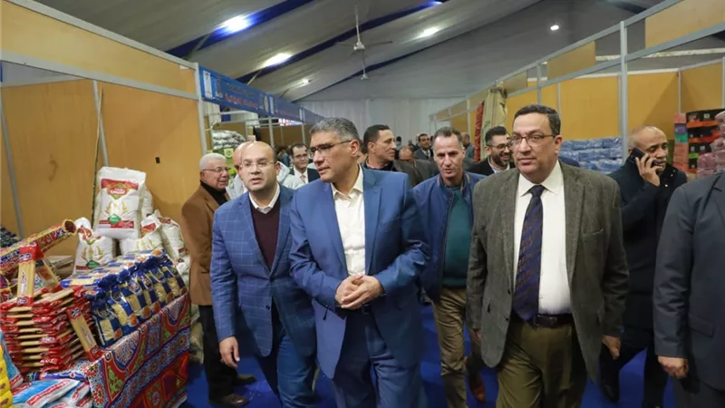 محافظ الجيزة يعاين التجهيزات النهائية بمعارض 
