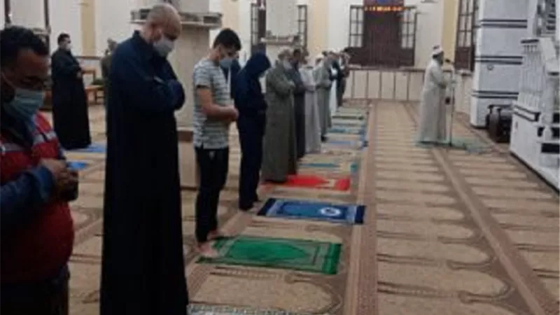 حكم الصلاة إذا اكتشف المصلي نجاسة الثوب