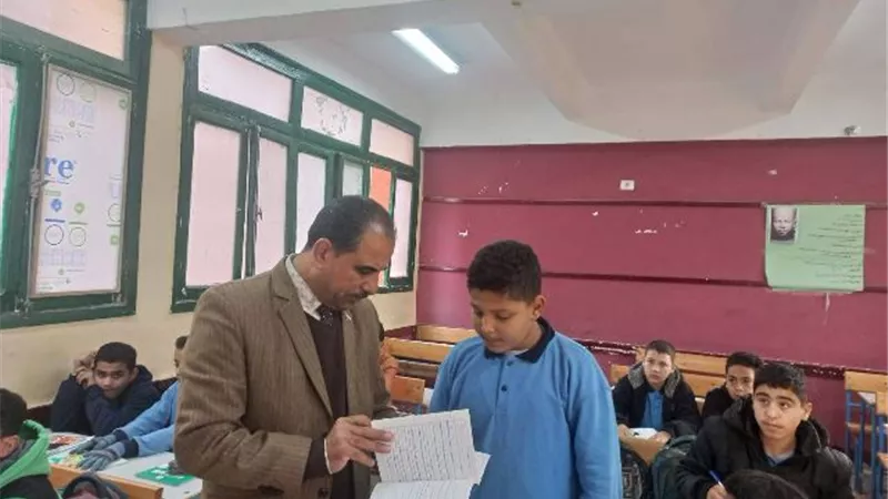 مدير تعليم الخانكة يتابع الأنشطة المدرسة