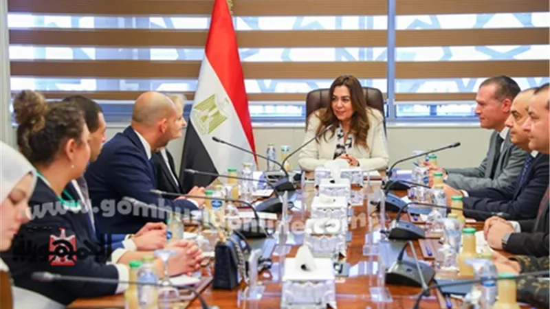 وزيرة التنمية المحلية : تطوير جراجات النقل العام بالطاقة الشمسية