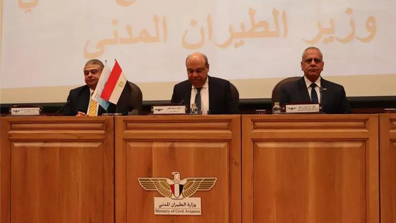 وزير الطيران المدني يشهد احتفالية تخرج طلاب كلية المراقبة الجوية