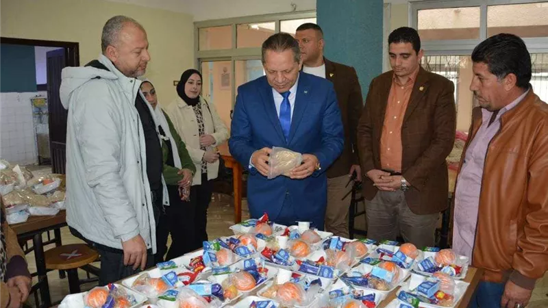 رئيس جامعة دمياط يفاجئ المدينة الجامعية للطالبات