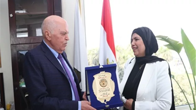 نقيب المعلمين يكرم معلمة بُتر أصبعها أثناء مراقبة الامتحانات