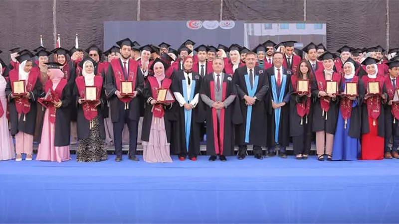 رئيس جامعة السويس يشهد حفل تخريج الدفعة الثانية من كلية الطب