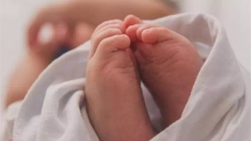 العثور على رضيعة ملقاة بجوار مسجد منطقة المربعات بكوم أمبو