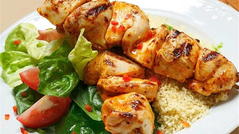 طريقة تحضير شيش طاووق مع الأرز والخضروات