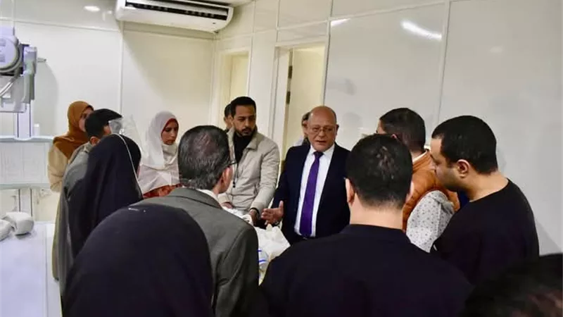 رئيس جامعة سوهاج في زيارة لمستشفي الطوارئ