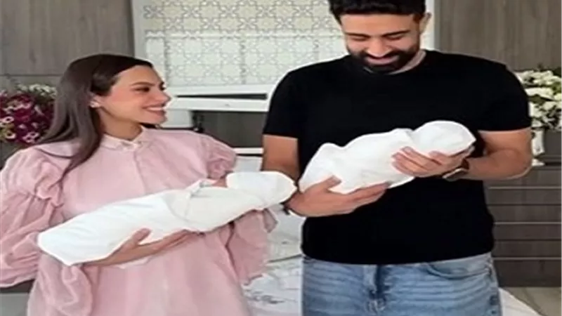 كارمن سليمان برفقة ابنتيها التوأم.. العائلة كل شئ