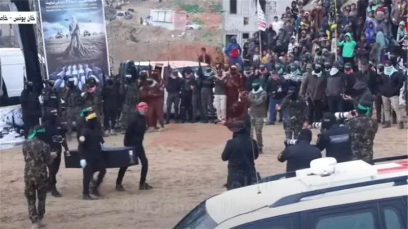 الصليب الأحمر يتسلم جثامين المحتجزين الإسرائيليين الاربعة بخان يونس