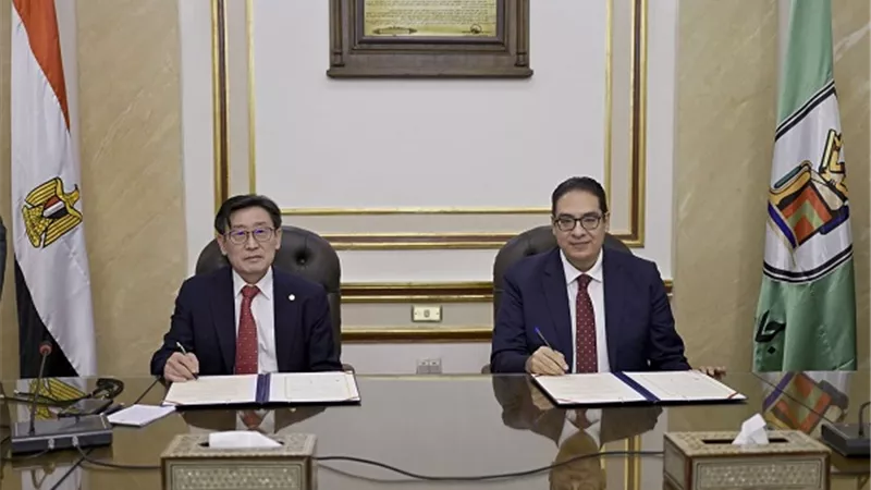رئيس جامعة القاهرة يستقبل رئيس الجمعية المصرية الكورية للتنمية