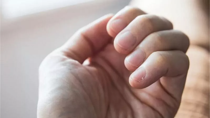كيف تتنبأ أظافرك عن عمرك البيولوجي؟