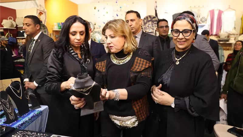 رئيسة القومي للمرأة ووزيرة التضامن تتفقدان جناح المجلس بمعرض ديارنا