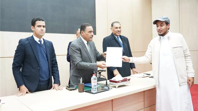 تسليم دفعة جديدة من العقود الابتدائية للمستحقين بالمرحلة الاولي