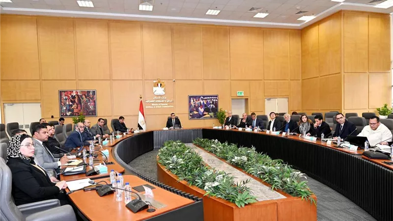 وزير الإسكان يتابع موقف تنفيذ أبراج 