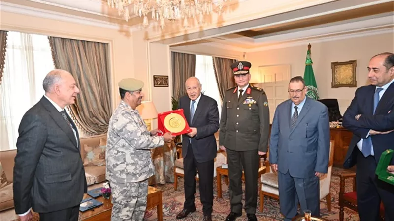 وسام القادة الذهبى للاتحاد العربى للرياضة العسكرية للأمين العام لجامعة الدول العربية