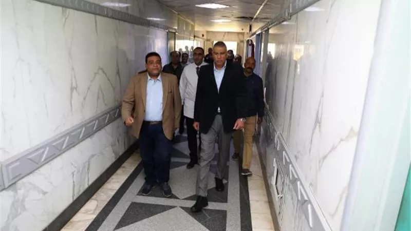 محافظ أسوان يطمئن على جاهزية مستشفى أبوسمبل مع الحالات طارئة