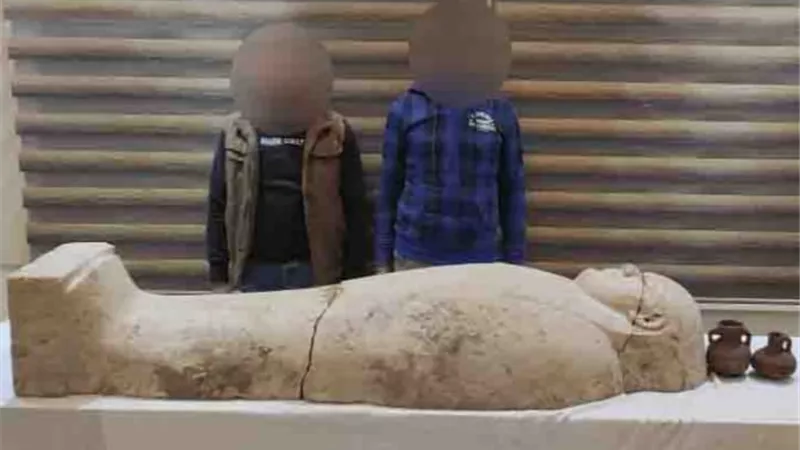 الكنز .. ضبط قطع ٱثرية بحوزة شخصين بسوهاج