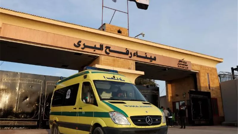 منفذ رفح البري يستقبل 40 جريحاً ومصاباً فلسطينياً و68مرافقا لهم من غزة