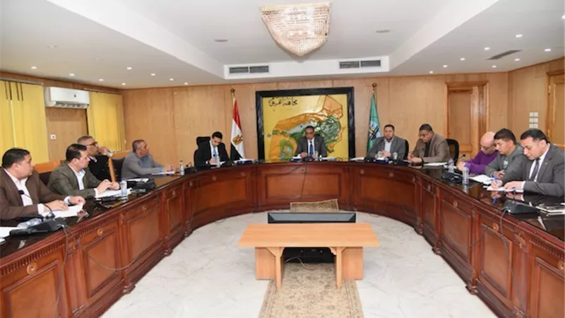 محافظ الفيوم يتابع معدلات الآداء وآخر المستجدات بملفي التصالح
