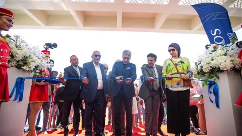 وزير السياحة يفتتح منتجعا سياحيا جديدا بمنطقة خليج مكادي