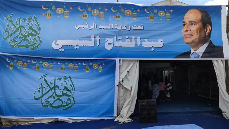 محافظ الجيزة يتابع الاقبال الكبير على معارض 