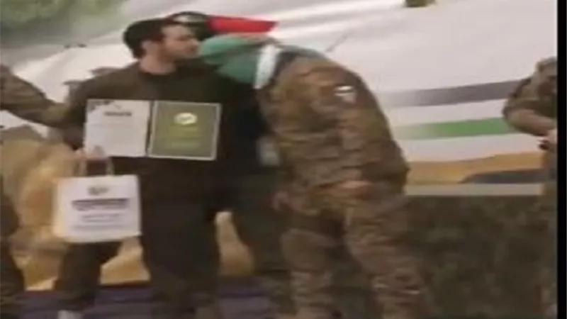 إسرائيلي مفرج عنه يقبل رأس مقاتلي القسام
