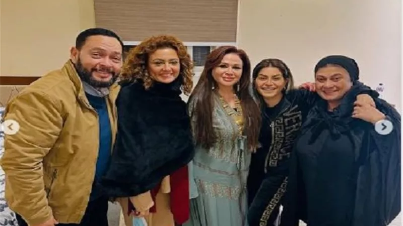 منة فضالي تنشر صورة مع إلهام شاهين من كواليس 