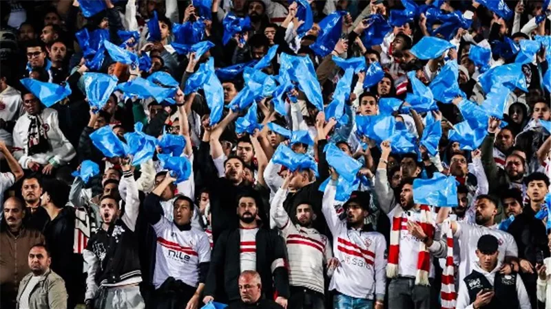 شاهد.. جمهور الزمالك يحيي لاعبيها بعد التعادل مع الأهلي فى القمة