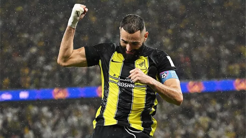 بنزيما يكمل رباعية الاتحاد في شباك الهلال .. شاهد