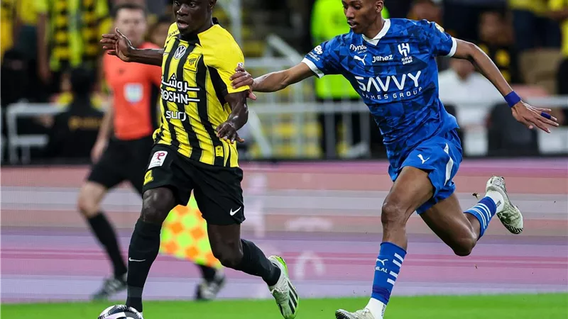 الاتحاد يفوز علي الهلال برباعية ويبتعد بصدارة الدوري السعودي
