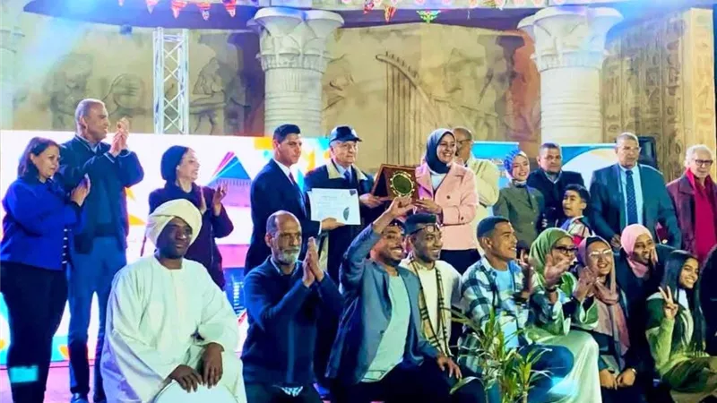 محافظ أسوان يهنئ لفريق عمل مكتبة مصر العامة